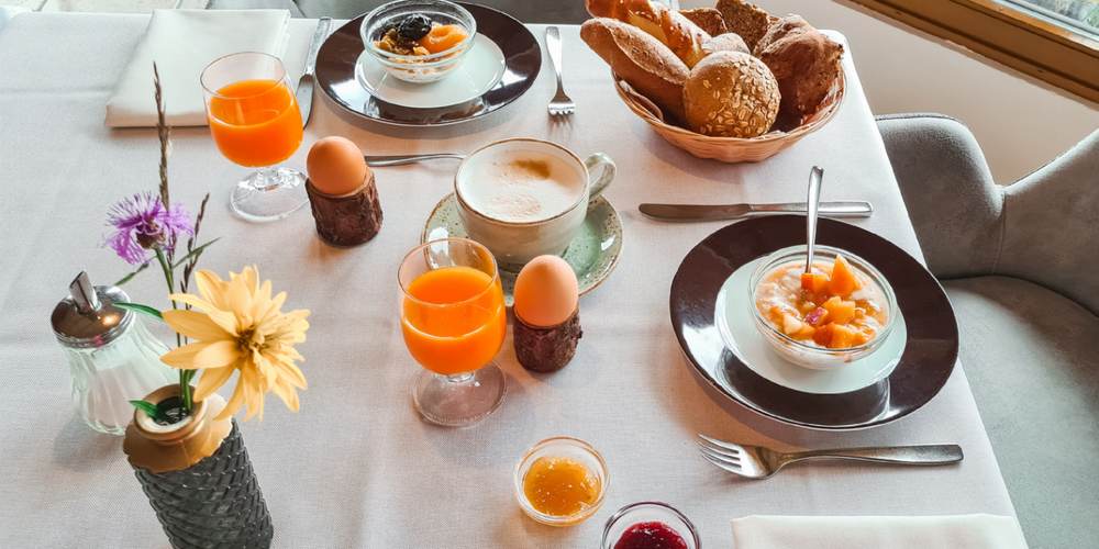 Frühstückstisch, einfaches Frühstück regionale Produkte Südtiroler Getreide